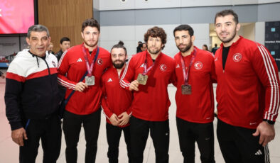 Avrupa şampiyonu güreşçiler yurda döndü: Sıra Paris’te