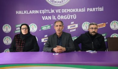 Van Büyükşehir Belediyesi kayyımı Kürtçe billboardları engelledi