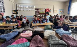 12 yaşındaki ortaokul öğrencisi, Vanlı çocuklar için 36 bere ördü