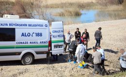 Antalya’da dere kenarına atılan cesedi köpek buldu