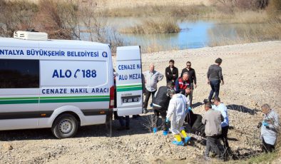 Antalya’da dere kenarına atılan cesedi köpek buldu