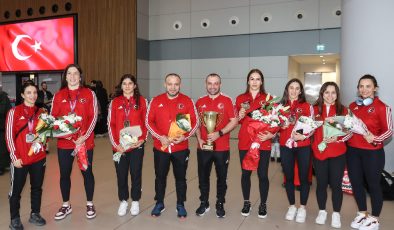 Avrupa ikincisi Kadın Güreş Milli Takımı İstanbul’a döndü