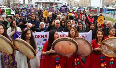 Diyarbakır’da Dünya Anadili Günü yürüyüşü: ‘Kürtçenin resmi bir statüsü olmalı’