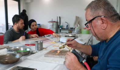 Maraş’tan gelen altın ustaları Diyarbakır’da üretime devam ediyor