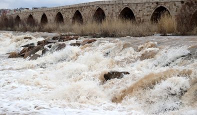 Dağların karları eridi, Kızılırmak’ın su seviyesi yükseldi