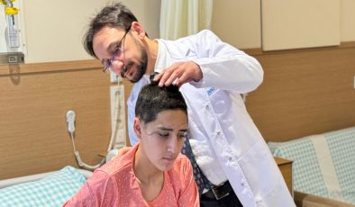 Yem karma makinesi saç derisini kopardı