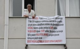 Apartman görevlisinin saldırısına uğradı, sesini duyurmak için pankart astı