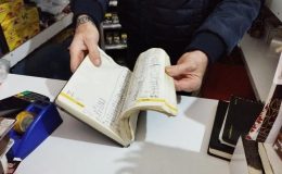 Eski muhtardan bayram hediyesi: 15 kişinin bakkal borcunu ödedi