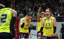 Kadınlar voleybol liginde Fenerbahçe üst üste ikinci kez şampiyon oldu
