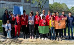 Öğrenci ve velilerden eylem: Hüsnü öğretmenimizi geri istiyoruz