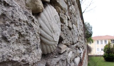 Tarihi cami restorasyonunda mezar taşı kullanılmış