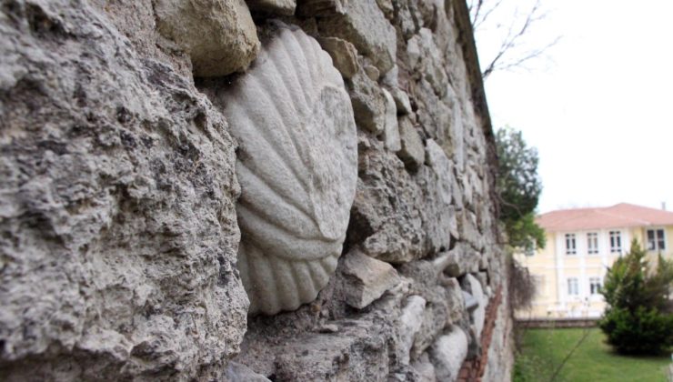 Tarihi cami restorasyonunda mezar taşı kullanılmış