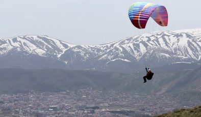 Yamaç paraşütçüleri, Bitlis’in tanıtmak için uçuyor