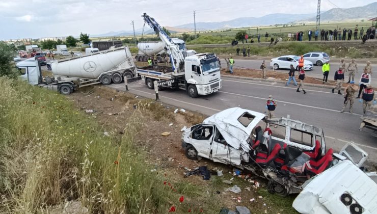 Antep’te beton mikseri minibüse çarptı: ‘Yolda gözüm karardı’