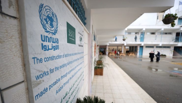 İsrailli yerleşimciler, Doğu Kudüs’teki UNRWA genel merkezinin çevresini ateşe verdi