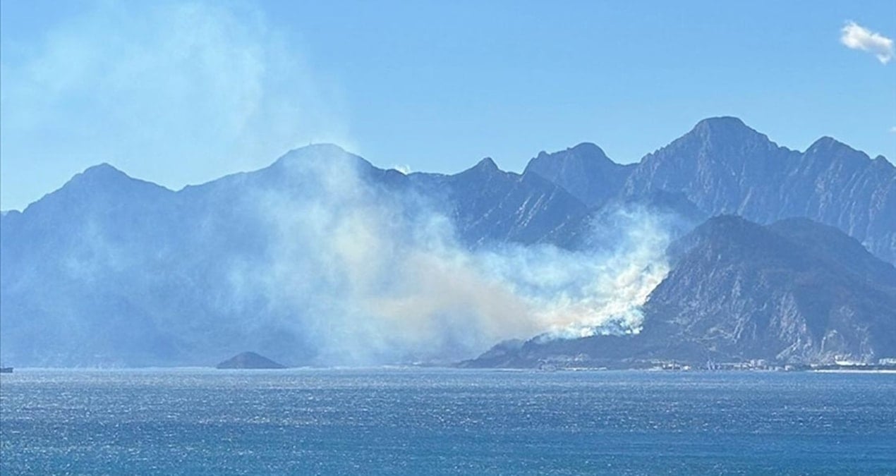Antalya’da ormanlık alanda çıkan yangın kontrol altına alındı