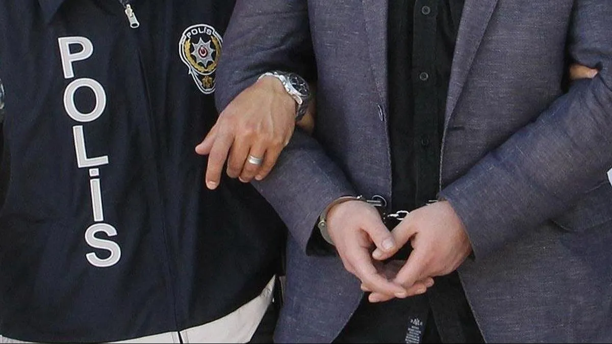 Aydın’da 4 yıldır FETÖ’den aranan eski müdür çamaşırların arasından çıktı