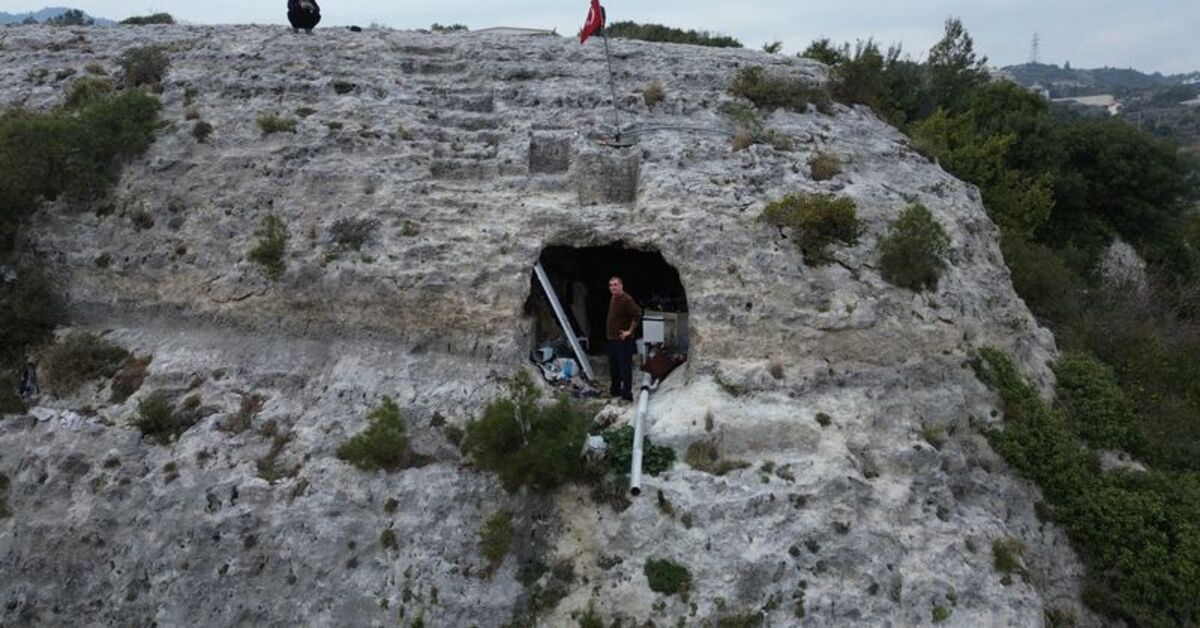 Depremin ardından mağarada huzur bulan adam 2 yıldır yaşamını mağarada sürdürüyor