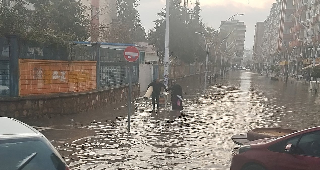 Kızıltepe’de sağanak yağış hayatı felç etti!