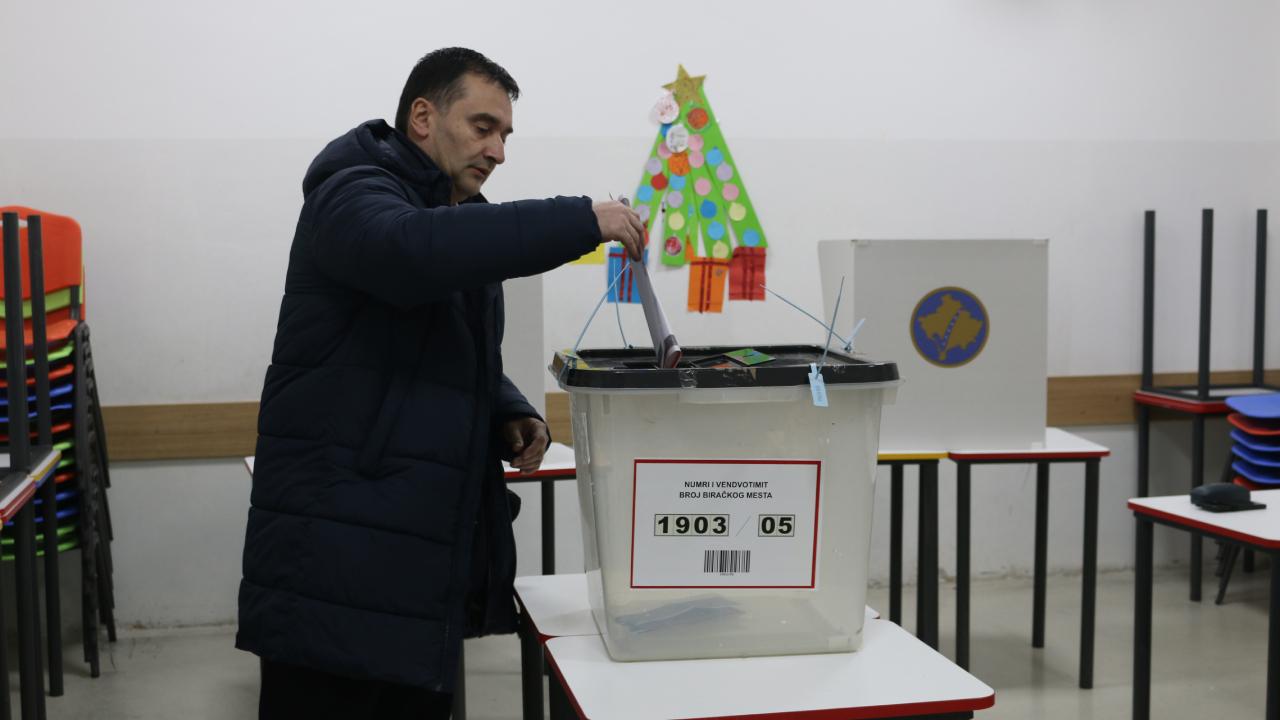 Kosova’da düzenlenen genel seçimde oy kullanma işlemi başladı