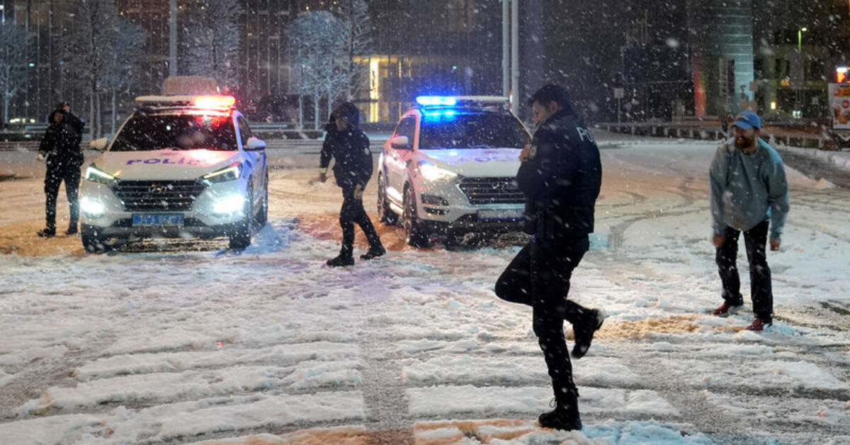 Taksim’de polis ile vatandaşlar kar topu oynadı