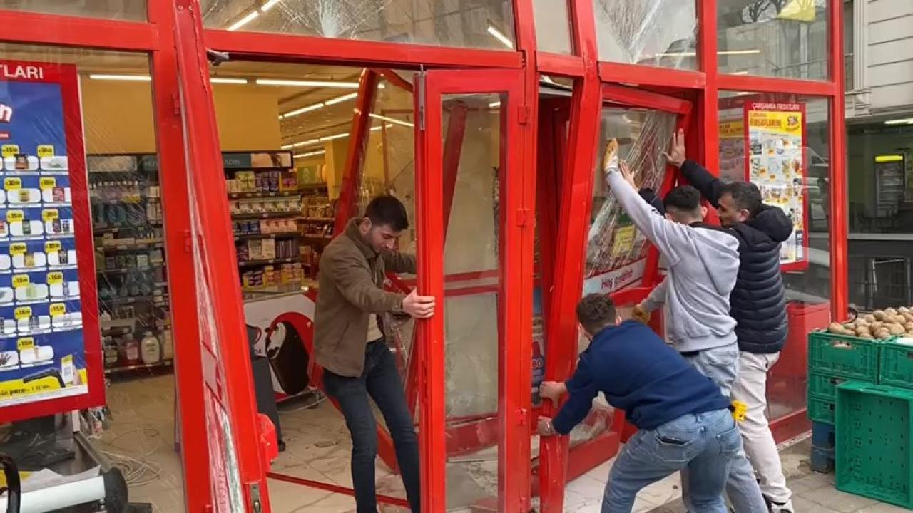 İstanbul’da kontrolden çıkan otomobil markete girdi
