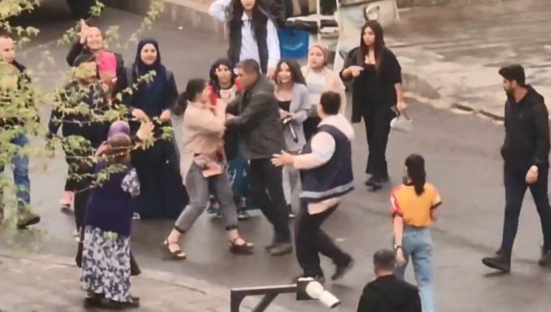 Adliye önünde tekmeli yumruklu kavga