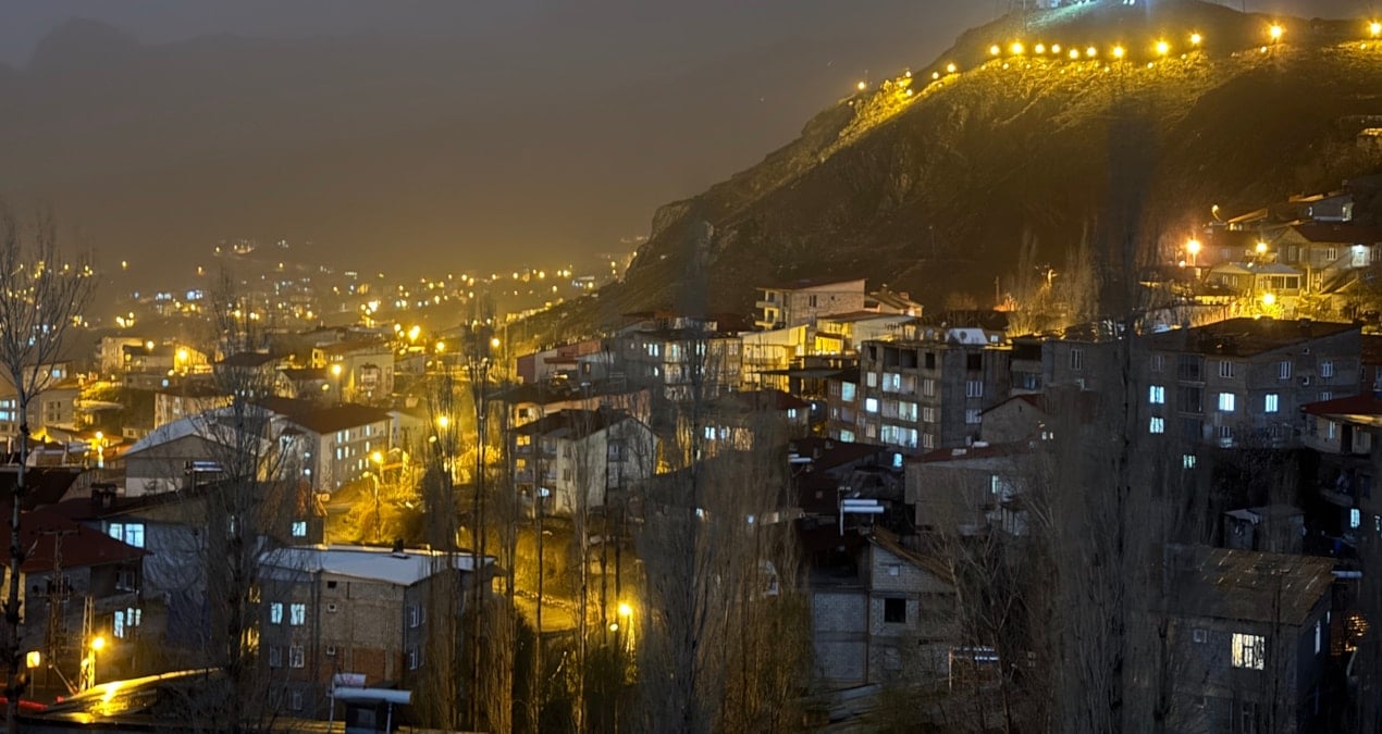 Hakkari’yi sağanak ve toz taşınımı vurdu, göz gözü görmedi