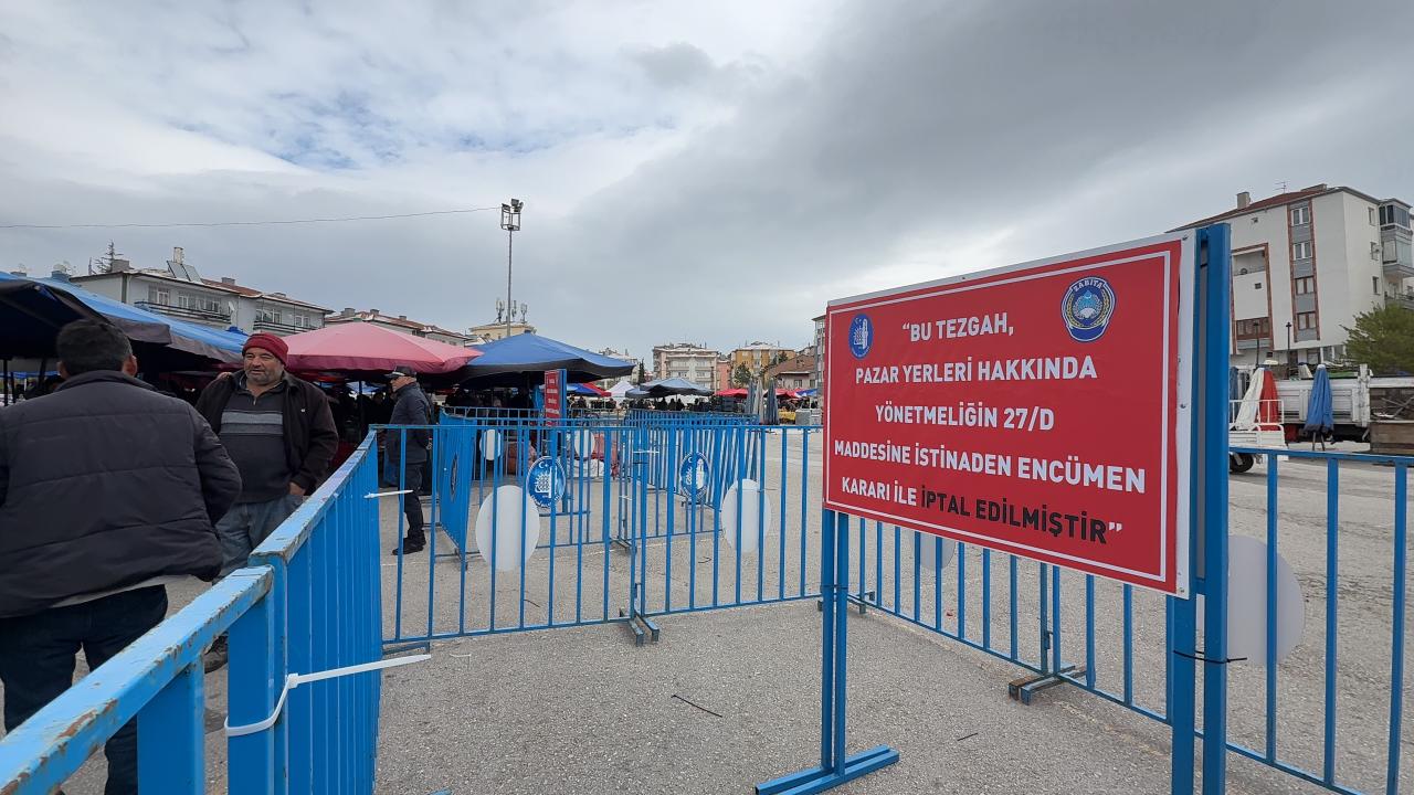 Kasalarca domatesi çöpe döken pazarcının tezgah yeri iptal edildi