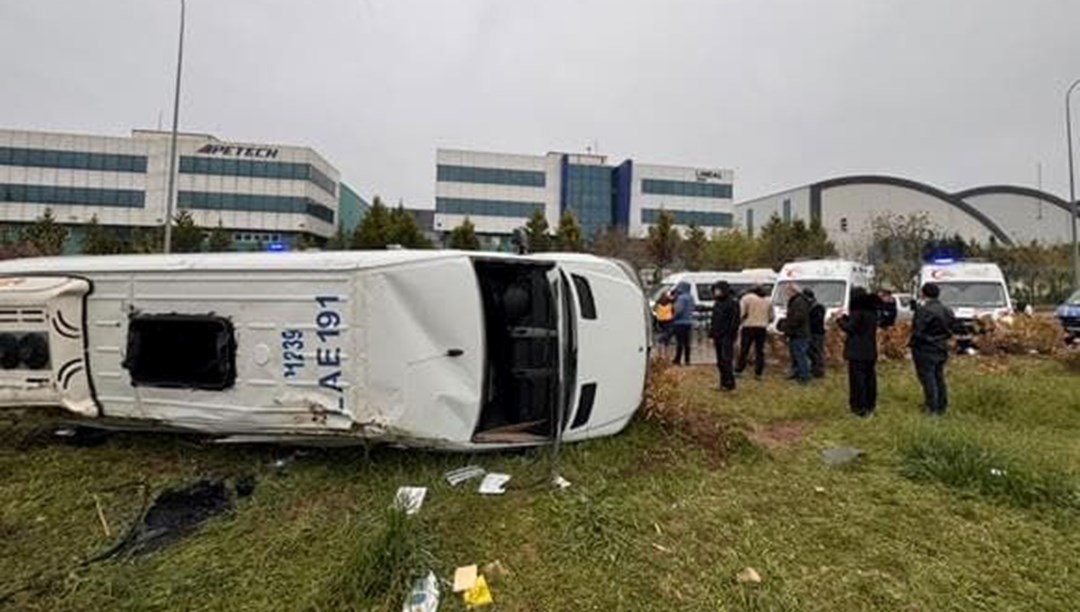 Servis minibüsü devrildi: 2 yaralı